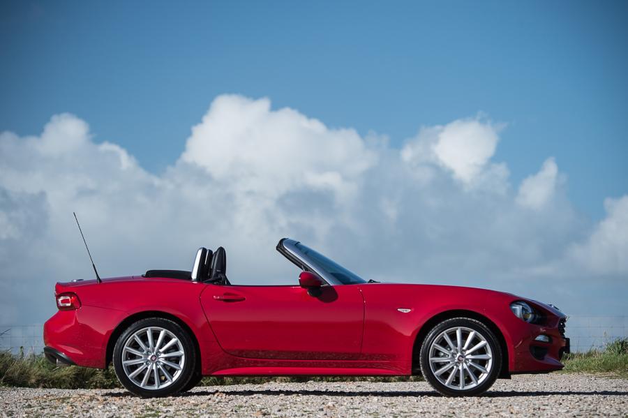  Fiat 124 Spider  2016 года  (UK) (фото 10 из 37)